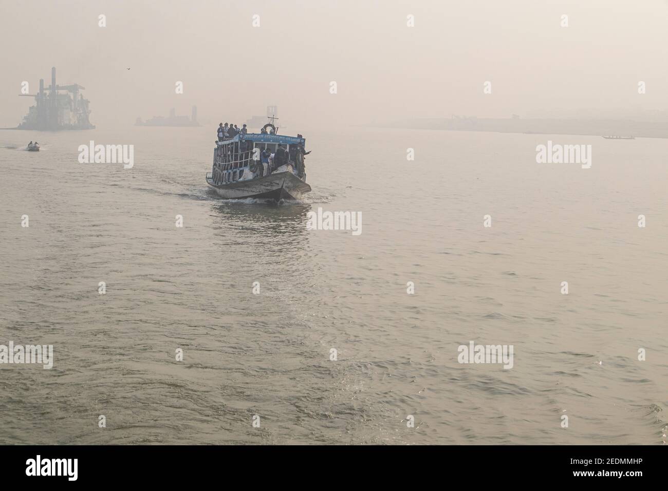 Bangladesch ist ein Land der Flüsse. Der Wassertransport ist hier eines der wichtigsten Verkehrssysteme. Lauch, Fähre, Boot und Schnellboot ist das Hauptfahrzeug hier. Stockfoto