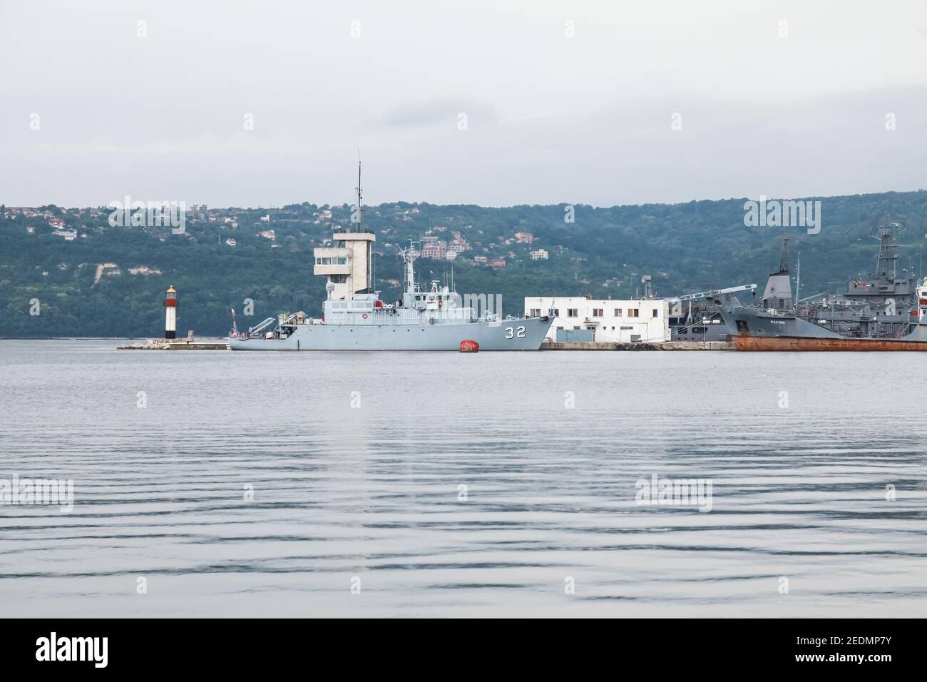 Varna, Bulgarien - 16. Juli 2014: Dreigliedriger Minenjäger Nummer 32 der bulgarischen Marine steht auf dem Marinestützpunkt Varna Stockfoto