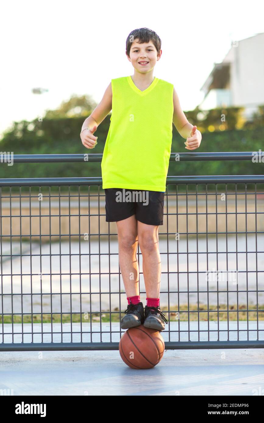 Portrait einer jungen jugendlich tragen ein gelbes Basketball Sleeveless lächelnd Stockfoto