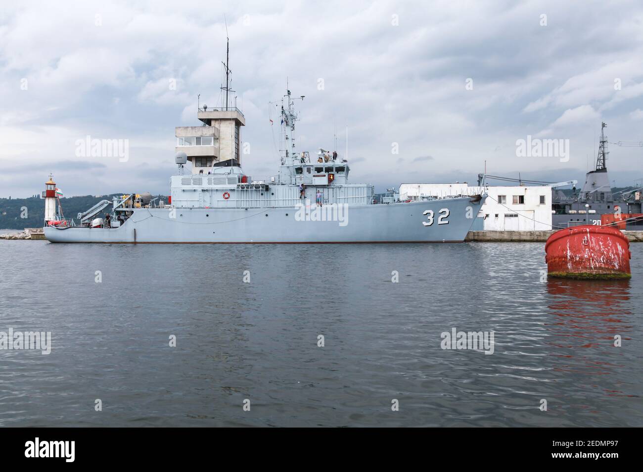 Varna, Bulgarien - 16. Juli 2014: Dreigliedrige Klasse Minenjäger Rumpf Nummer 32 der bulgarischen Marine steht auf Varna Marinestützpunkt Stockfoto