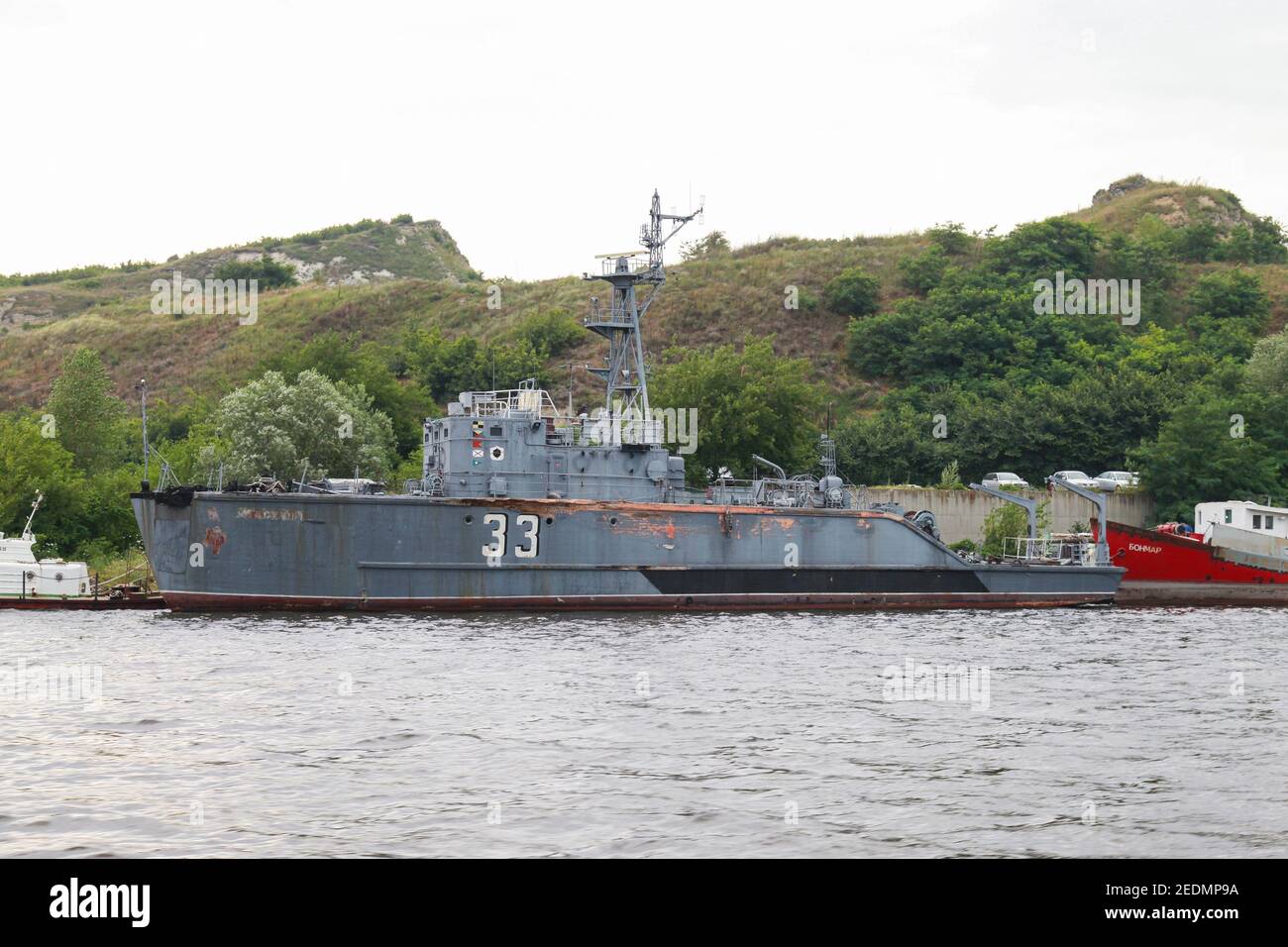Varna, Bulgarien - 16. Juli 2014: Alte Minenkehrmaschine mit der Rumpfnummer 33 der bulgarischen Marine steht am Marinestützpunkt Varna Stockfoto