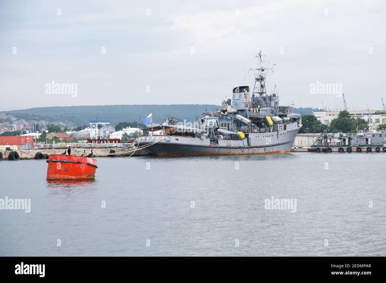 Varna, Bulgarien - 16. Juli 2014: Proteo 224 Rettungsschiff der bulgarischen Marine steht auf Varna Marinestützpunkt, Heck Ansicht Stockfoto