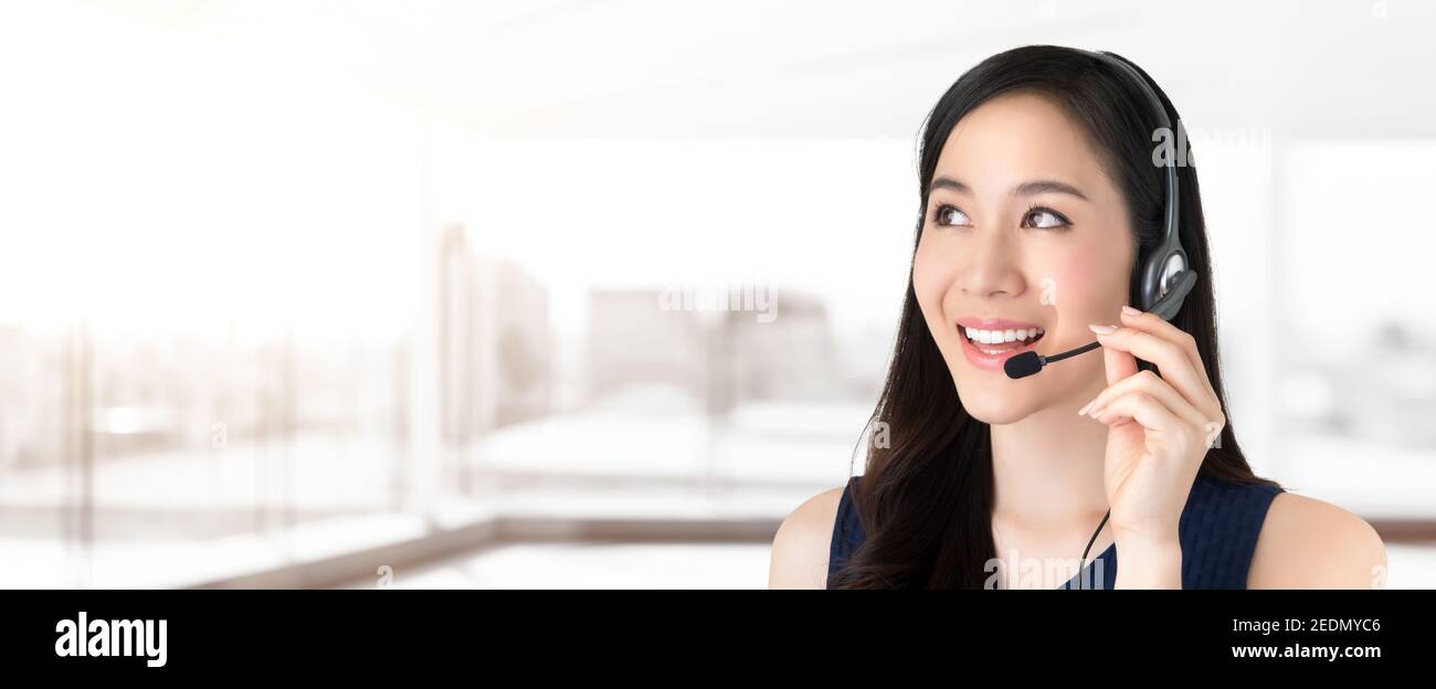 Wunderschönes asiatisches Kundendienstpersonal im Callcenter, das leer aussieht Leerzeichen auf Banner-Hintergrund Stockfoto