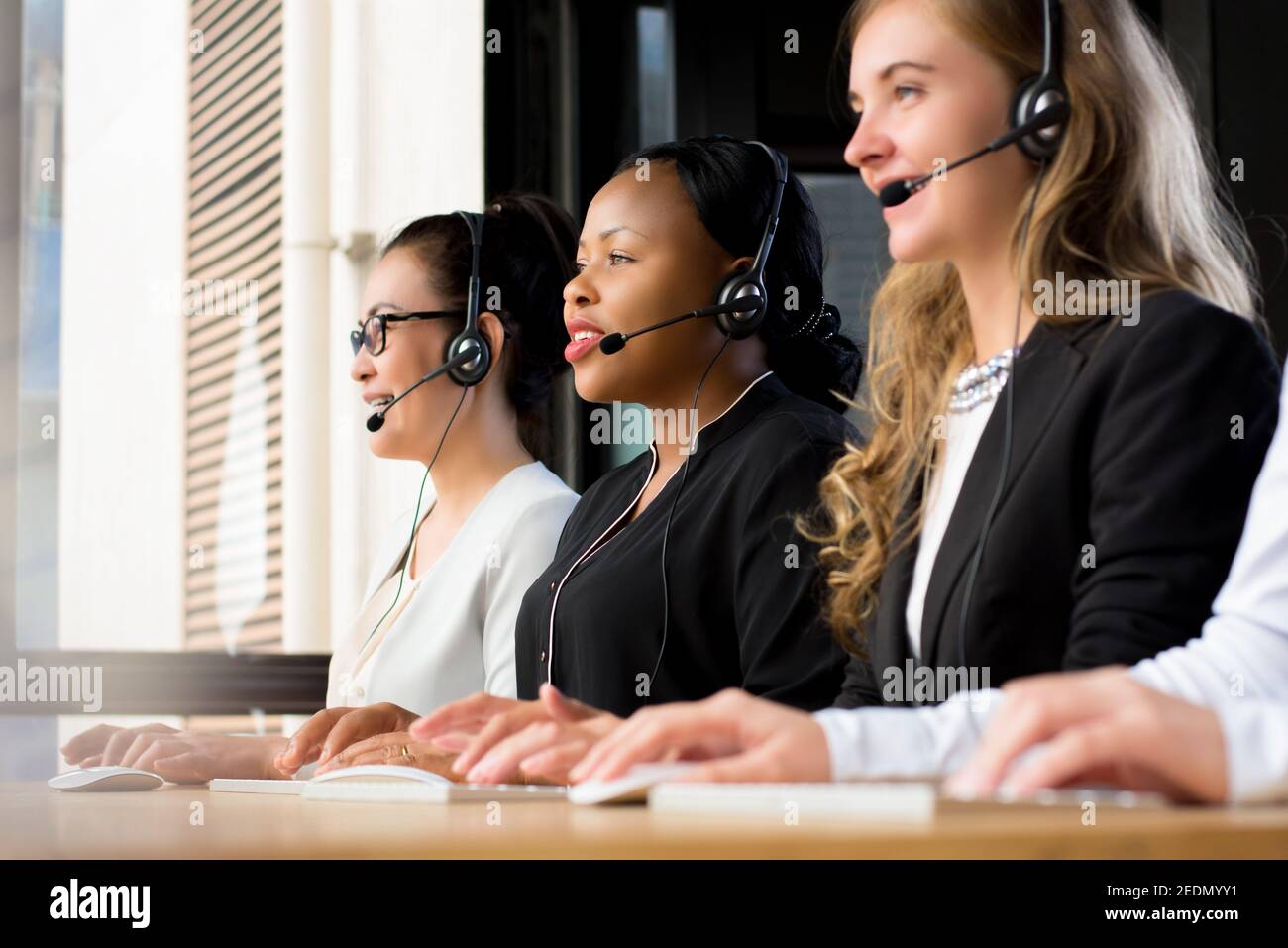 Gruppe von verschiedenen Geschäftsfrauen, die als Kunde im Call Center arbeiten Service-Agenten Stockfoto