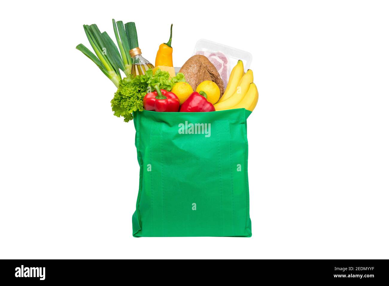 Lebensmittel und Lebensmittel in grüner, umweltfreundlicher, wiederverwendbarer Einkaufstasche, isoliert auf weißem Hintergrund Stockfoto