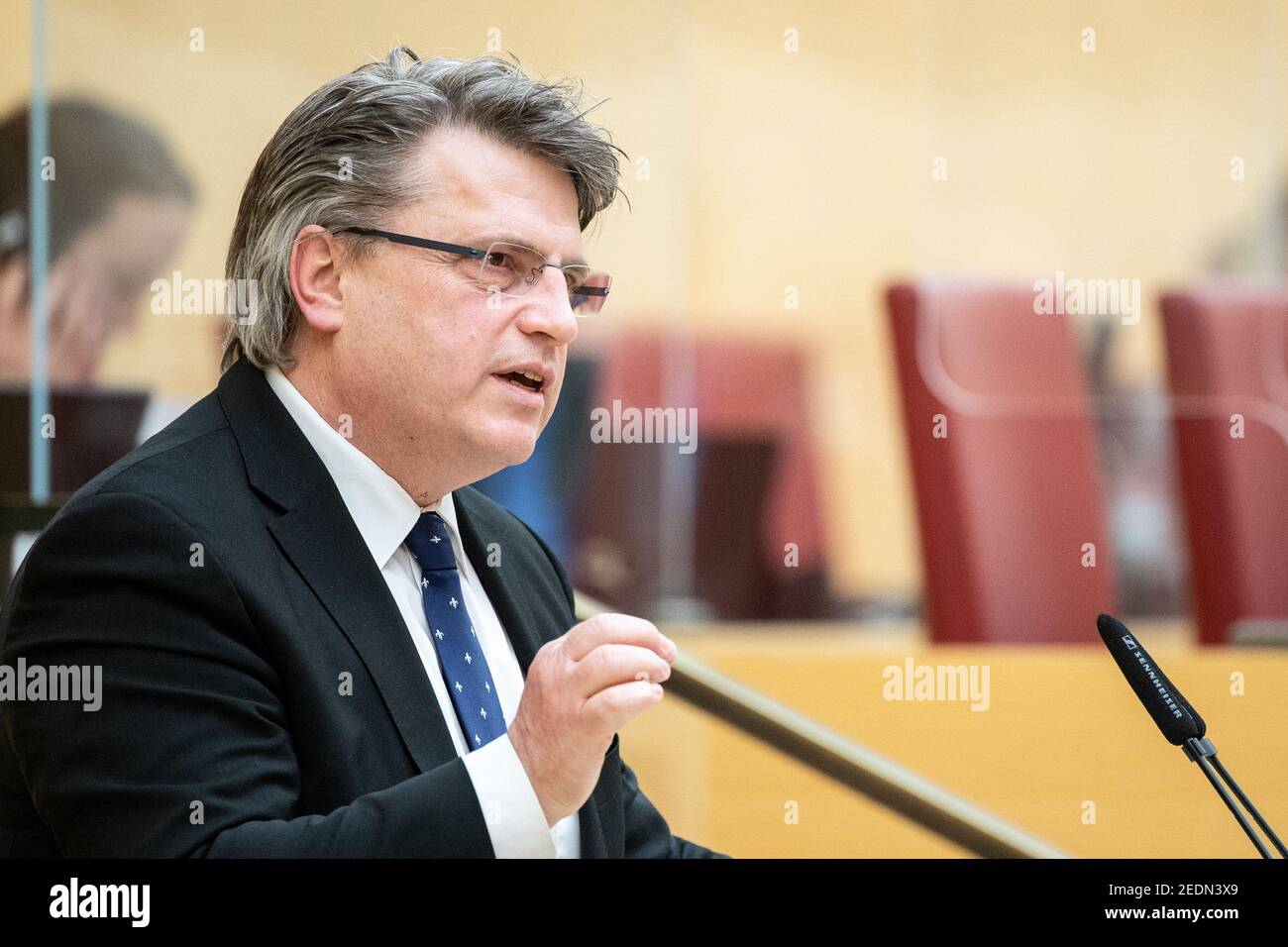 München, Deutschland. Februar 2021, 12th. Winfried Bausback (CSU), Mitglied des Landtags, spricht während einer Sitzung des Bayerischen Landtags. In der Sondersitzung des landtags wird unter anderem die verlängerte Corona-Sperre sowie die geplanten Schuleröffnungen diskutiert. Quelle: Matthias Balk/dpa/Alamy Live News Stockfoto