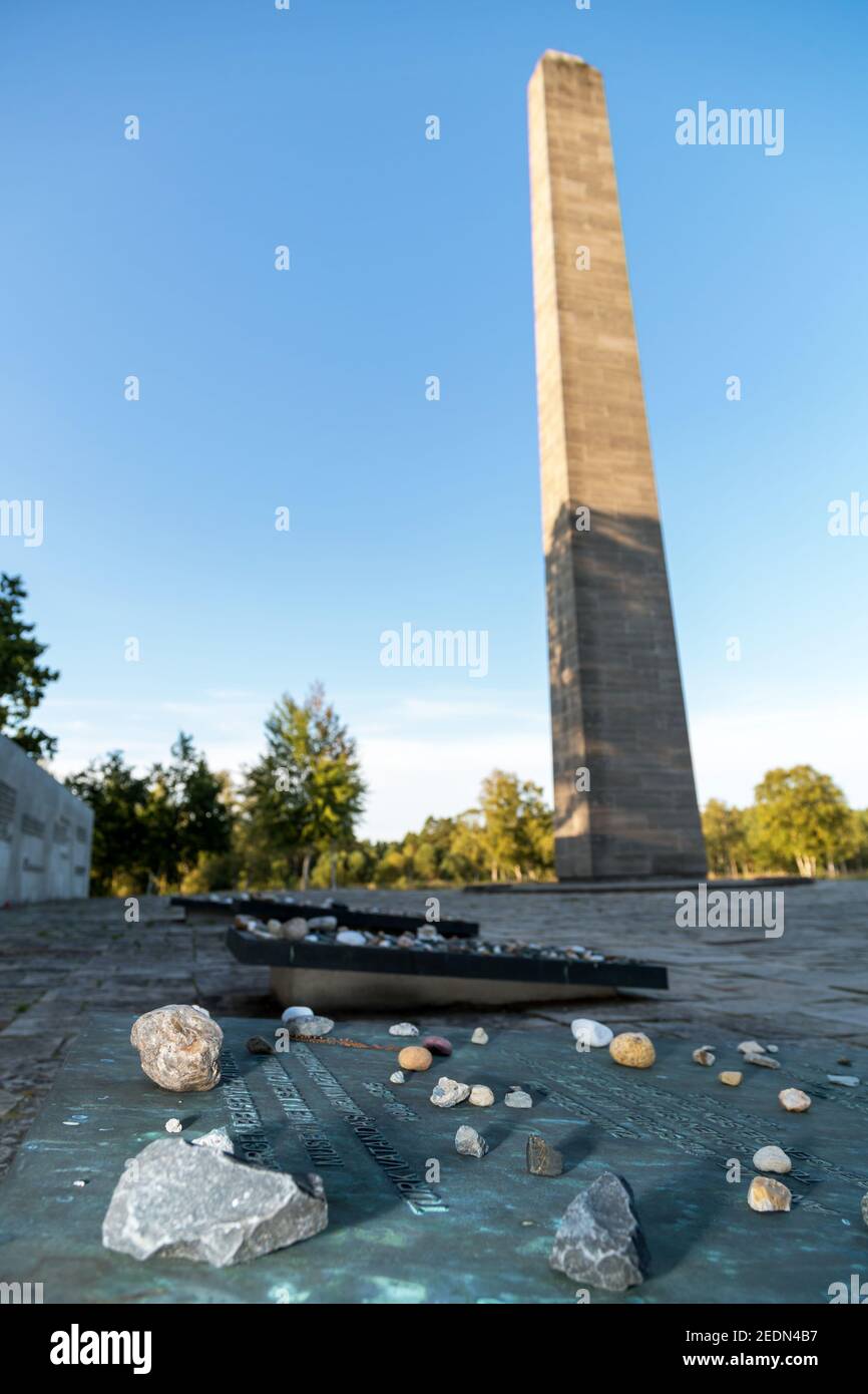 19,09.2020, Lohheide, Niedersachsen, Deutschland - Bergen-Belsen-Denkmal, Obelisk, davor kleine Gedenksteine, von jüdischen Besuchern aufgestellt. Im Stockfoto