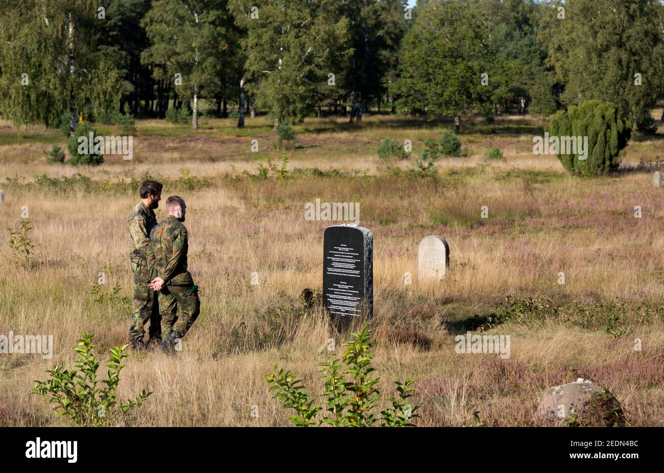 20,09.2020, Lohheide, Niedersachsen, Deutschland - Bergen-Belsen-Denkmal, symbolisches jüdisches Grab, Bundeswehr-Soldaten besuchen den ehemaligen Lagerplatz. In der Be Stockfoto