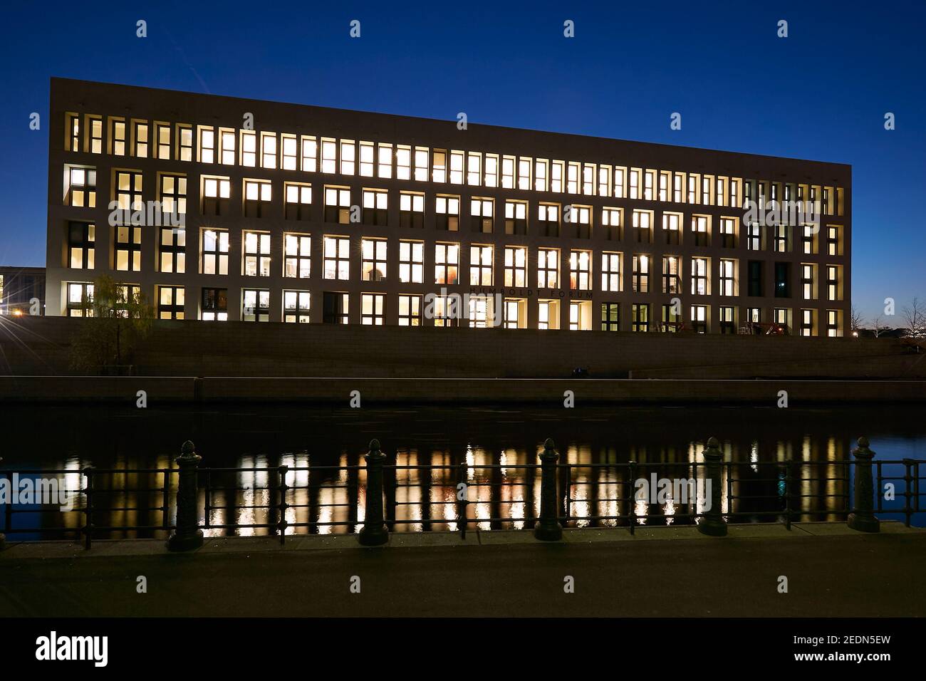 24,11.2020, Berlin, Berlin, Deutschland - das Humboldt Forum in Berlin-Mitte am Abend. Das fast fertiggestellte Museum am Schlossplatz mit dem Ost-fa Stockfoto