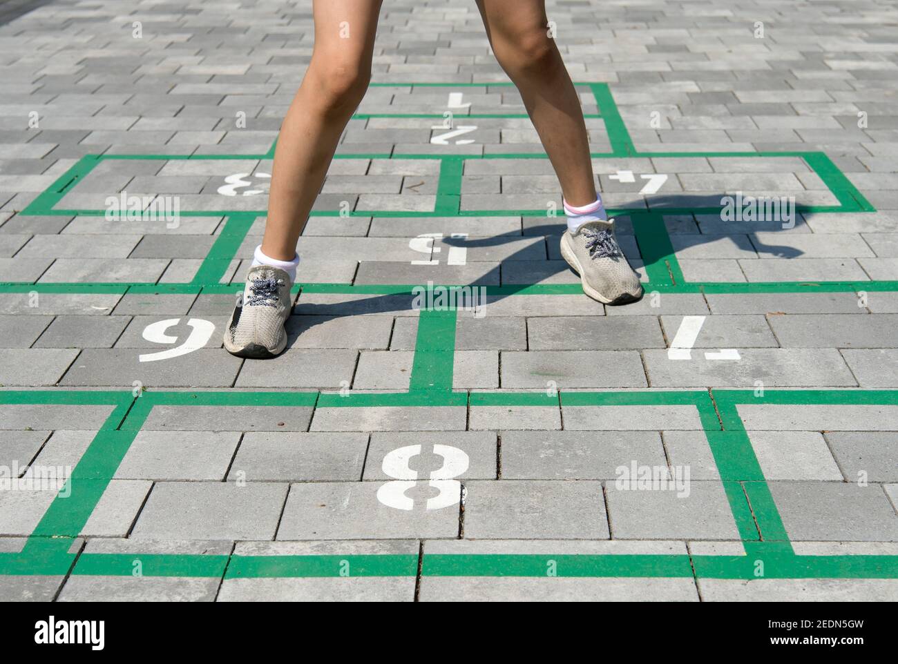 06,06.2019, Berlin, , Deutschland - Berlin-Mitte - Mädchen spielen Hacke.. 0CE190606D002CAROEX.JPG [MODEL RELEASE: NO, PROPERTY RELEASE: NO (c) caro images / Stockfoto
