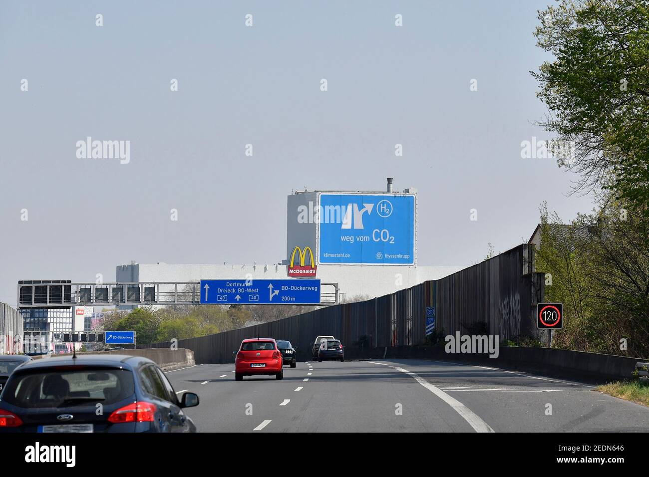 12,04.2020, Bochum, Nordrhein-Westfalen, Deutschland - Blick auf die Autobahn A40 im Bochumer Stadtgebiet. Blick auf eine fast leere Autobahn während der EA Stockfoto