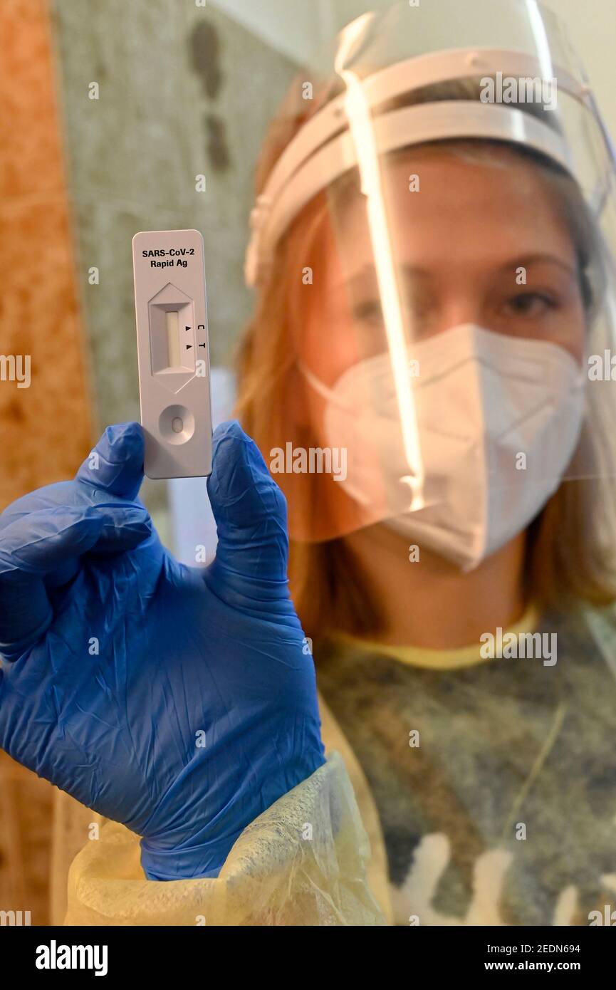 23,12.2020, Essen, Nordrhein-Westfalen, Deutschland - Schnellantigen-Test in einer Hausarztpraxis. GP in Schutzkleidung mit SARS-CoV-2-Antigenschnellem Stockfoto