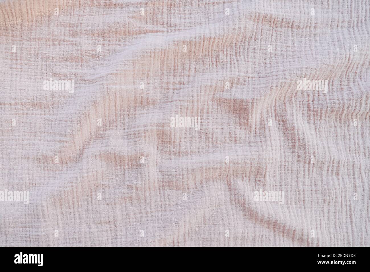 Musselin Stoff Textur Hintergrund in neutralen Tönen. Musselin-Baumwollgewebe aus Leinwandbindung. Musselin ist ein weiches, gewebtes, zu 100 Prozent aus Baumwolle gestrickt mehrlagiges Tuch Stockfoto