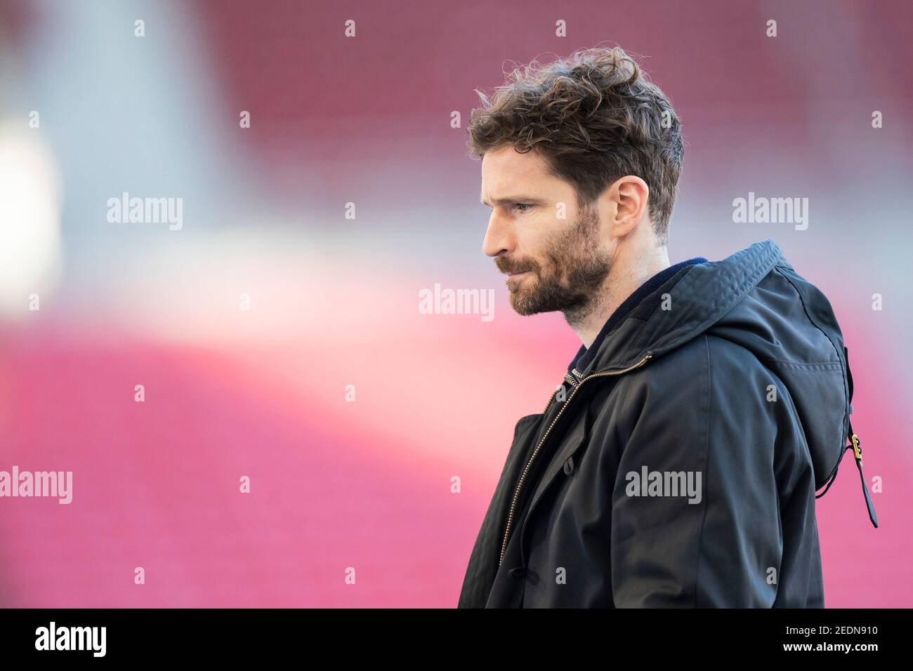 Stuttgart, Deutschland. Februar 2021, 13th. Fußball: Bundesliga, VfB Stuttgart - Hertha BSC, Matchday 21, Mercedes-Benz Arena. Im Stadion steht vor dem Spiel der Sportdirektor Arne Friedrich von Hertha BSC Berlin. Kredit: Tom Weller/dpa - WICHTIGER HINWEIS: Gemäß den Bestimmungen der DFL Deutsche Fußball Liga und/oder des DFB Deutscher Fußball-Bund ist es untersagt, im Stadion und/oder des Spiels aufgenommene Fotos in Form von Sequenzbildern und/oder videoähnlichen Fotoserien zu verwenden oder zu verwenden./dpa/Alamy Live News Stockfoto