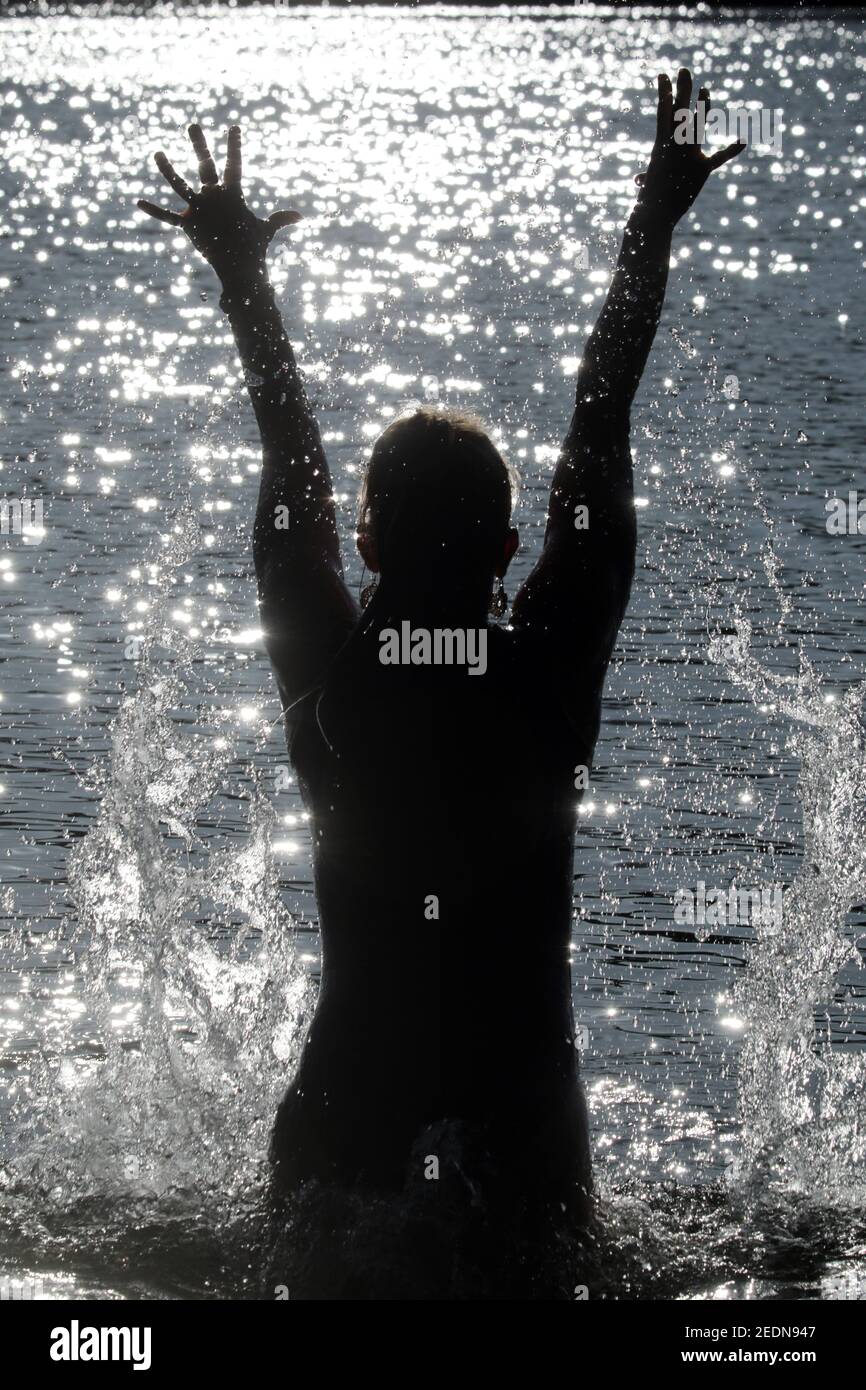 23,06.2020, Dranse, Brandenburg, Deutschland - Silhouette: Frau springt beim Baden aus einem See.. 00S200623D316CAROEX.JPG [MODELLVERSION: NEIN, EIGENTUM Stockfoto