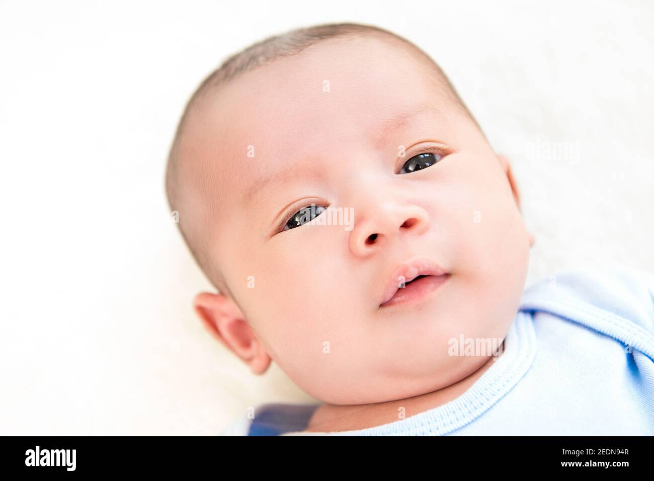Nahaufnahme von unschuldigen schönen neugeborenen Baby Gesicht auf der Bett Stockfoto