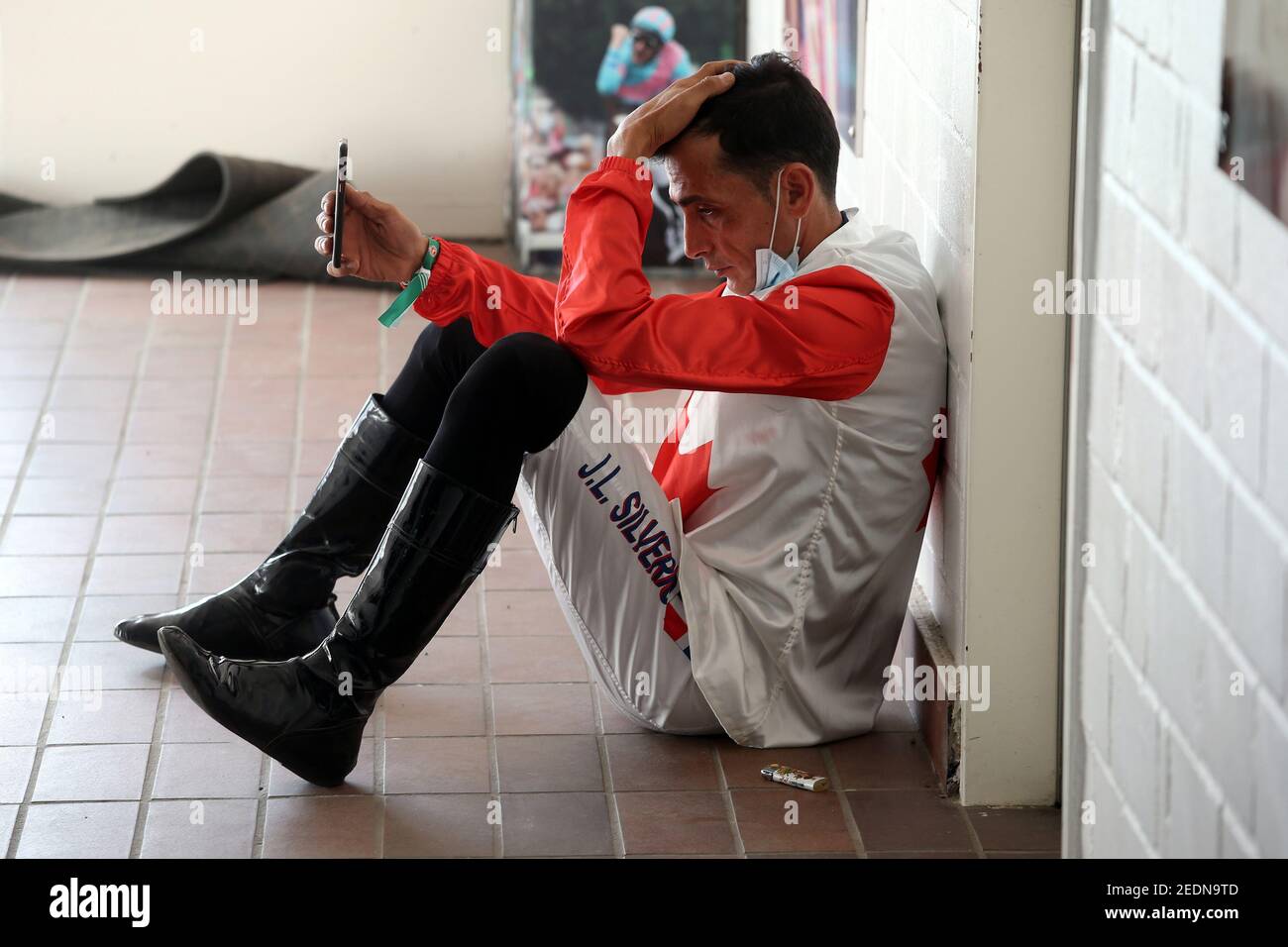 20,09.2020, Hannover, Niedersachsen, Deutschland - Jockey Jose Luis Silverio schaut auf sein Smartphone.. 00S200920D452CAROEX.JPG [MODELLVERSION: NEIN, EIGENTUM Stockfoto