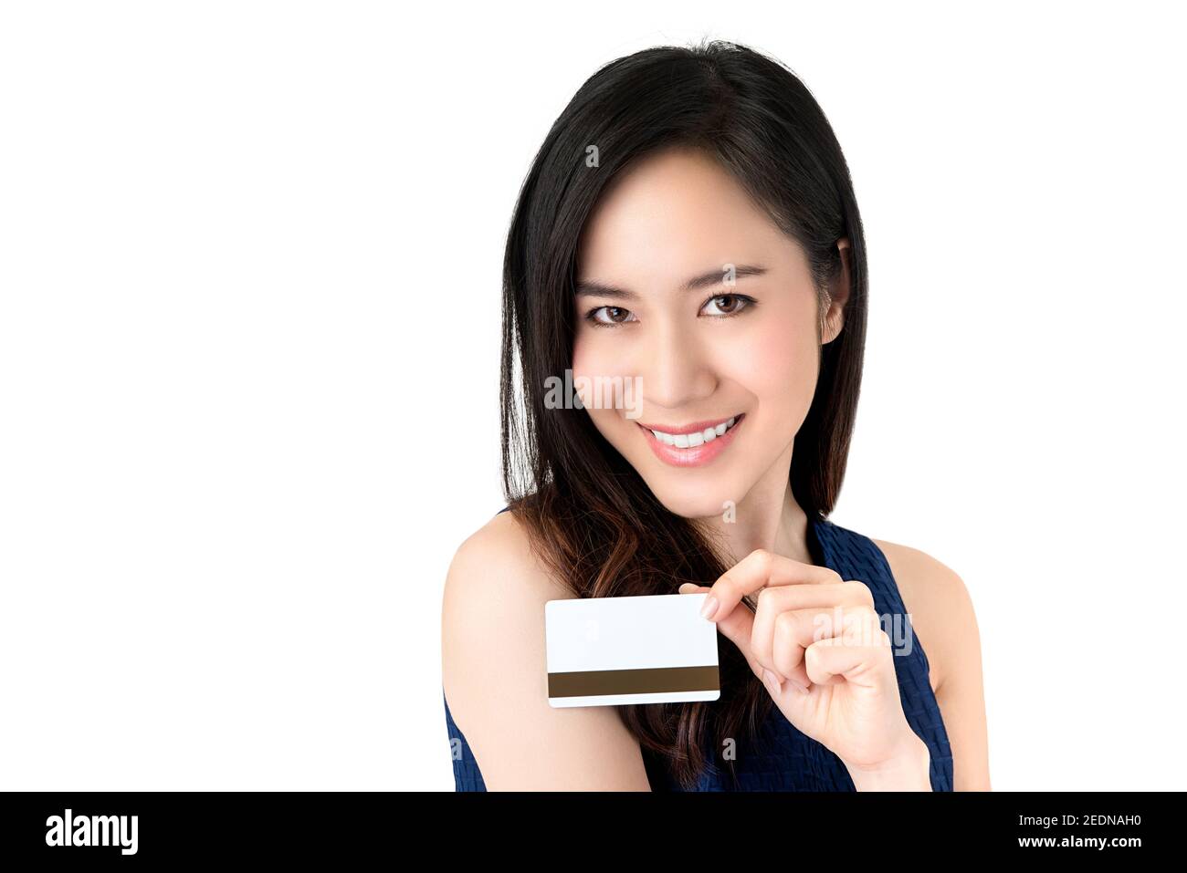 Junge lächelnde schöne asiatische Frau präsentiert Kreditkarte in der Hand zeigt Vertrauen und Vertrauen für die Zahlung, Studio erschossen auf weißem Rücken isoliert Stockfoto