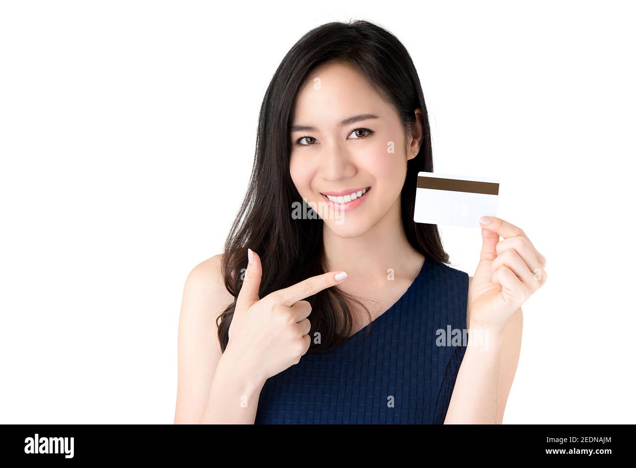 Junge lächelnde schöne asiatische Frau präsentiert Kreditkarte in der Hand zeigt Vertrauen und Vertrauen für die Zahlung, Studio erschossen auf weißem Rücken isoliert Stockfoto