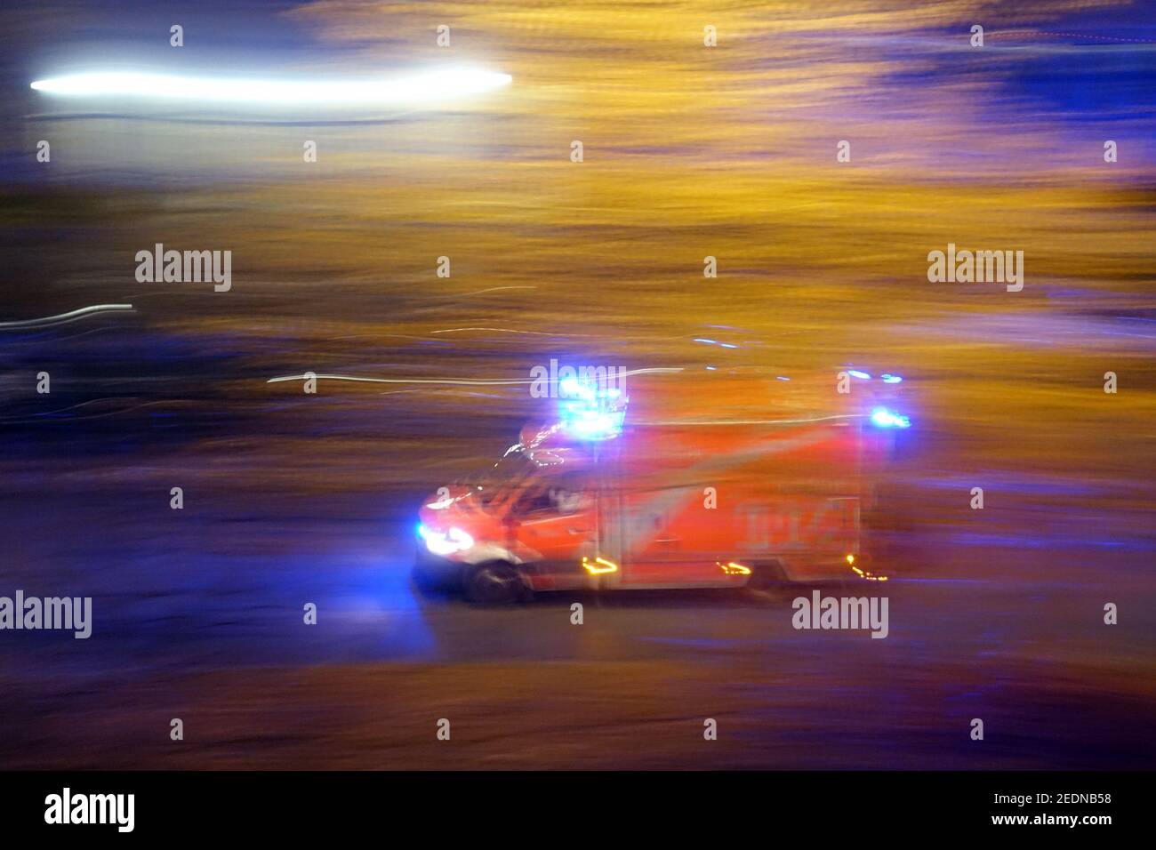 26,10.2020, Berlin, Berlin, Deutschland - dynamisch: Notarztwagen bei Nacht auf Mission.. 00S201026D583CAROEX.JPG [MODELLVERSION: NEIN, EIGENTUMSFREIGABE: Stockfoto