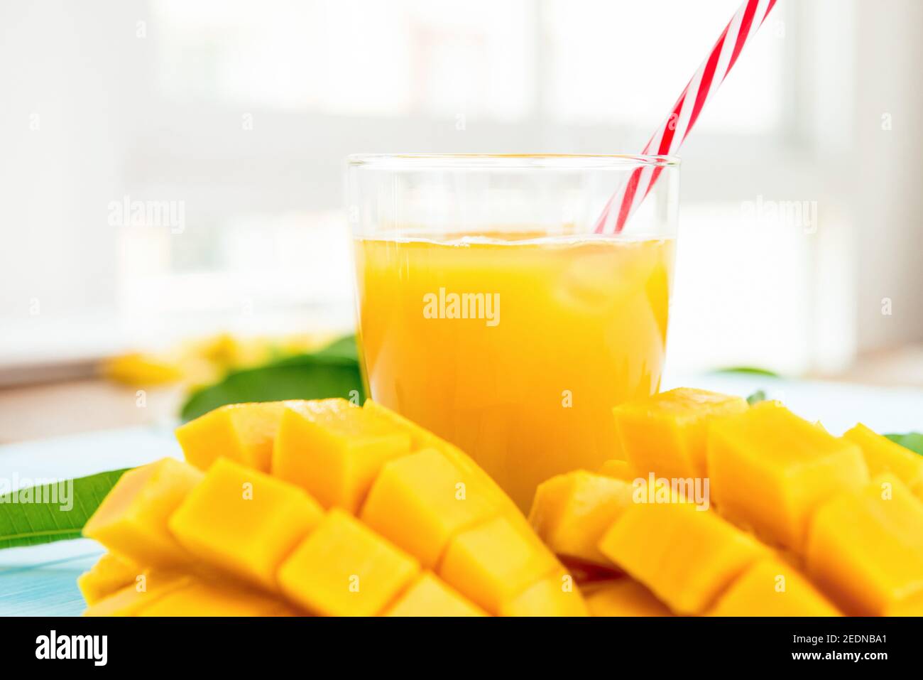 Erfrischende Getränke für den Sommer, kalter süßer und saurer exotischer Mangosaft mit Eiswürfeln in den Gläsern Stockfoto