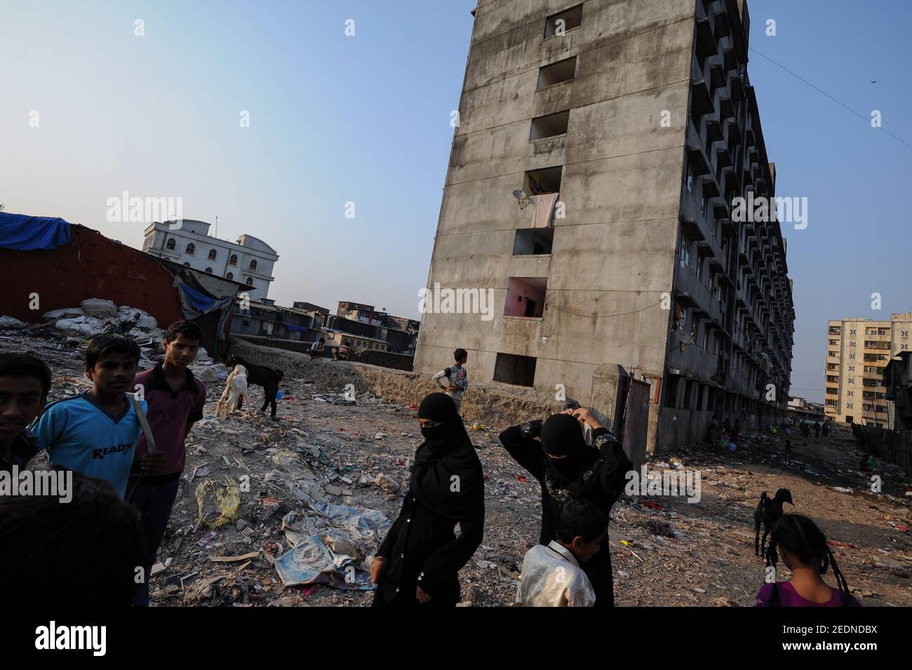 08,12.2011, Mumbai, Maharashtra, Indien - EINE tägliche Straßenszene mit Menschen vor einem Wohnhaus im Dharavi-Slum von Mumbai. Die Dharavi DIS Stockfoto