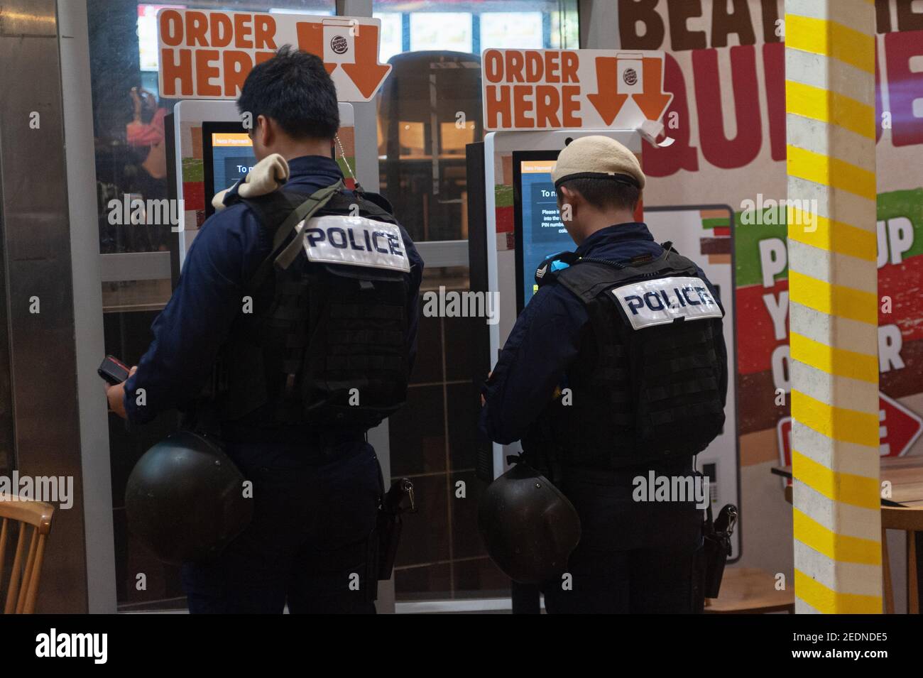 17,05.2019, Singapur, , Singapur - zwei Polizisten bestellen ihr Essen von einem digitalen Bestellautomat vor einem Burger King Restaurant. 0SL190517D011CA Stockfoto