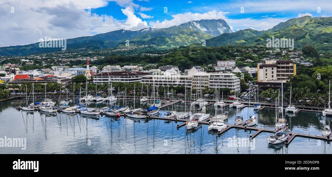 Luxusboote liegen am Hafen der Stadt Papeete, Tahiti, Französisch-Polynesien. Stockfoto