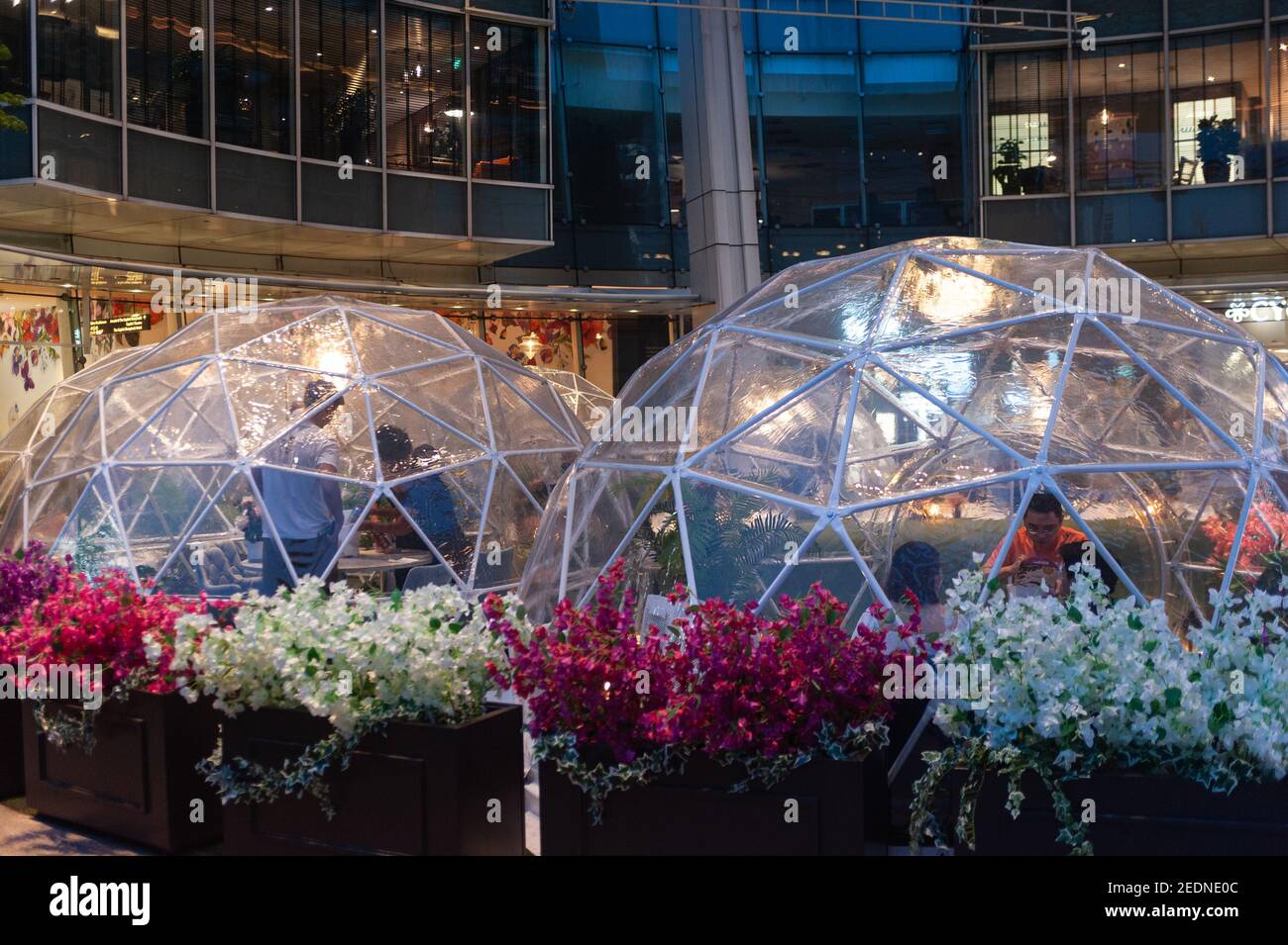 06,11.2020, Singapore, , Singapore - Erleben Sie Abendessen in Kuppelzelten im Outdoor Plaza Capitol Singapore Mall, wo sich die Menschen zum Essen versammeln können Stockfoto