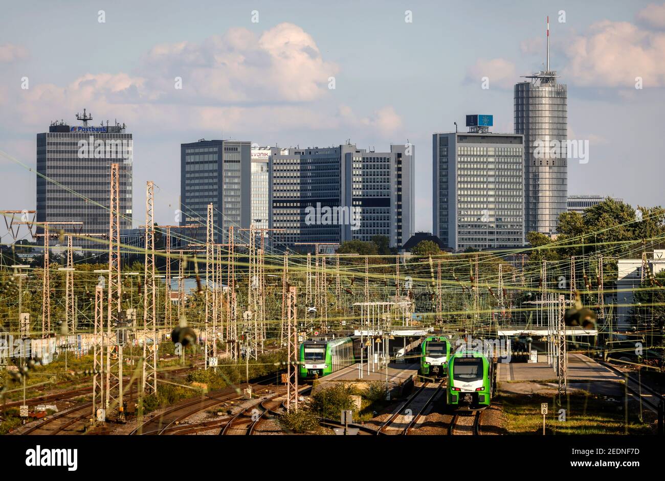 07,09.2020, Essen, Nordrhein-Westfalen, Deutschland - Stadtpanorama mit Postbank Tower, Evonik-Zentrale und RWE Tower, vor den S-Bahnen Stockfoto