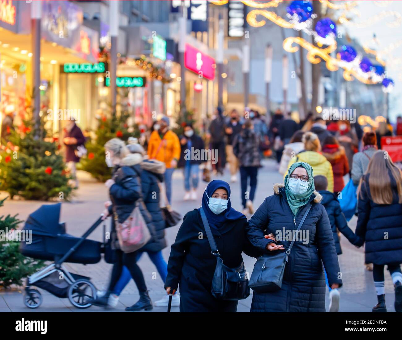 20,11.2020, Bochum, Nordrhein-Westfalen, Deutschland - Masken sind in der Bochumer Innenstadt während des zweiten Teils der Sperre obligatorisch. Passanten Stockfoto