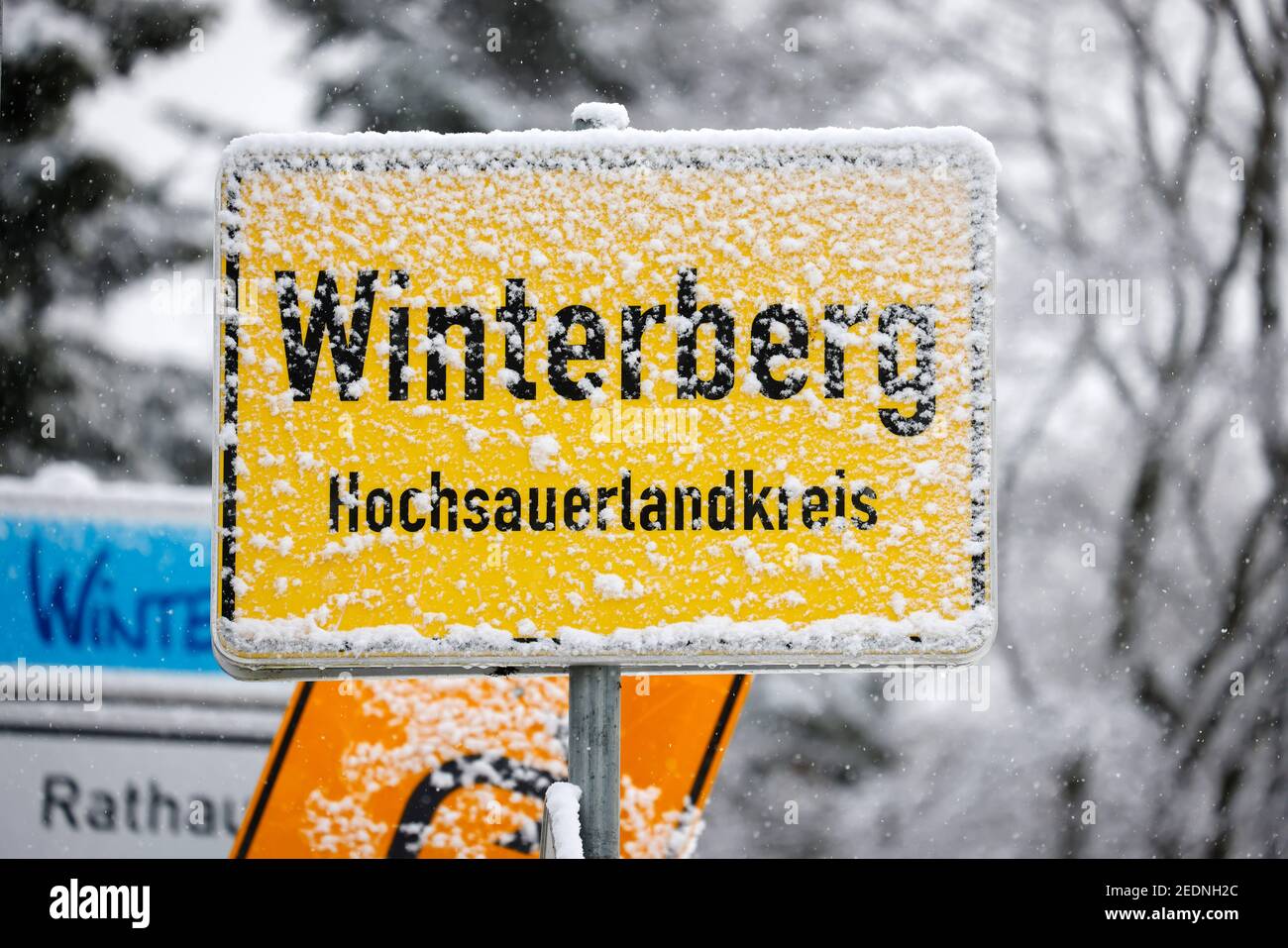 07,12.2020, Winterberg, Nordrhein-Westfalen, Deutschland - verschneite Winterberg-Ortsschild, kein Wintersport in Winterberg in Zeiten der Corona-Krise Stockfoto