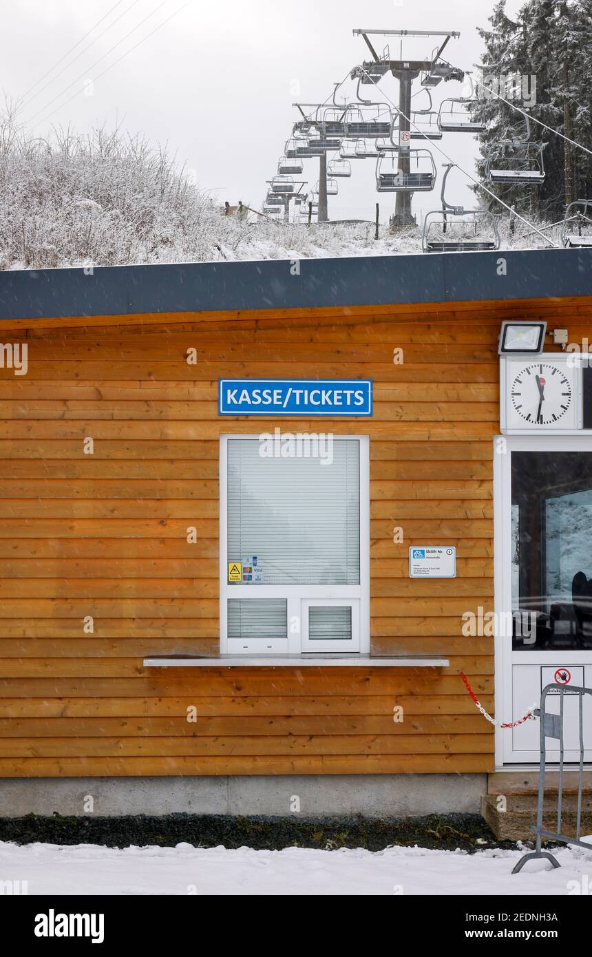 07,12.2020, Winterberg, Nordrhein-Westfalen, Deutschland - geschlossener Skilift, Skikarussell, kein Wintersport in Winterberg in Zeiten der Corona-Krise am t Stockfoto