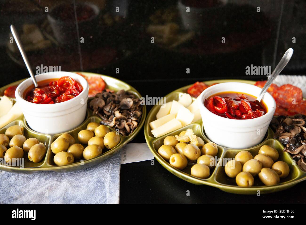 Retro Portionsteller mit Snacks Stockfoto