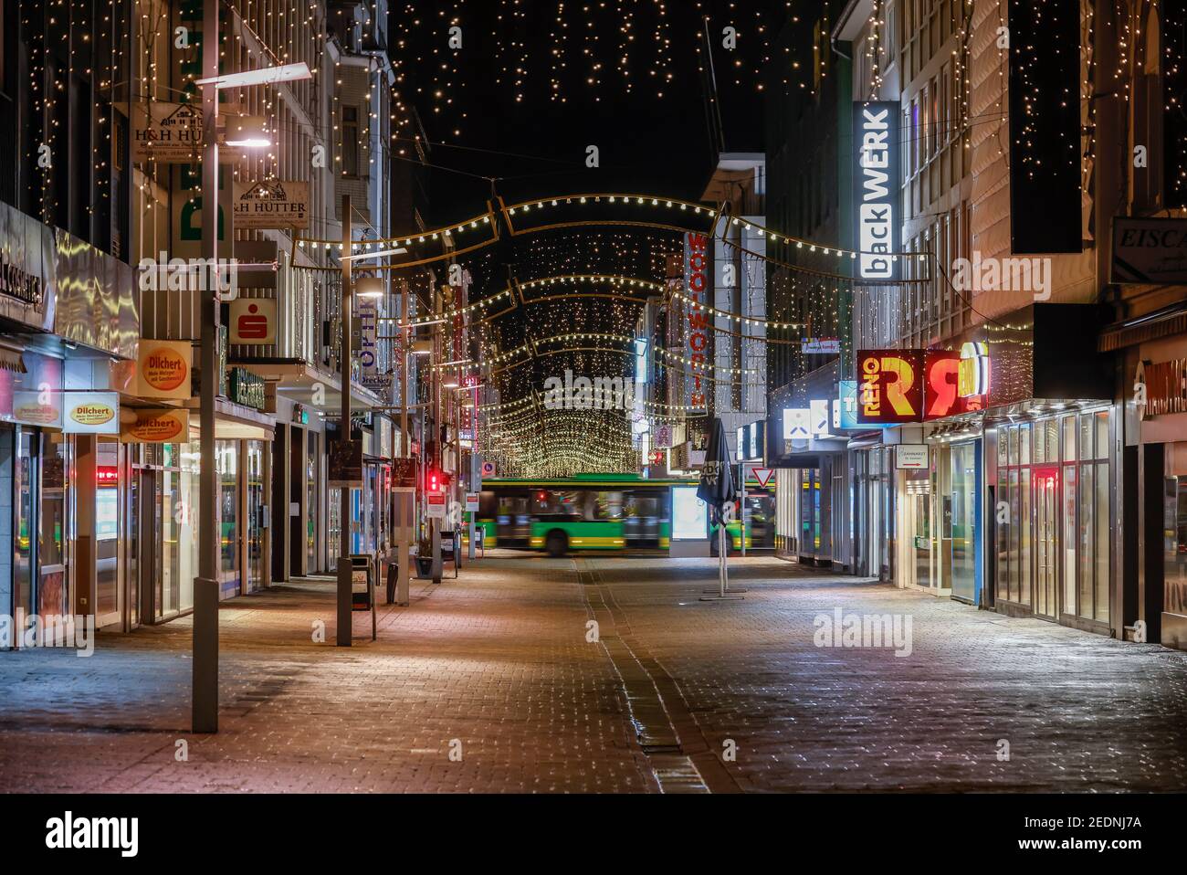 23,12.2020, Oberhausen, Nordrhein-Westfalen, Deutschland - Sperrstunde in Oberhausen von 9 bis 5 Uhr, keine Passanten in der Oberhausener Innenstadt während der Zeit Stockfoto