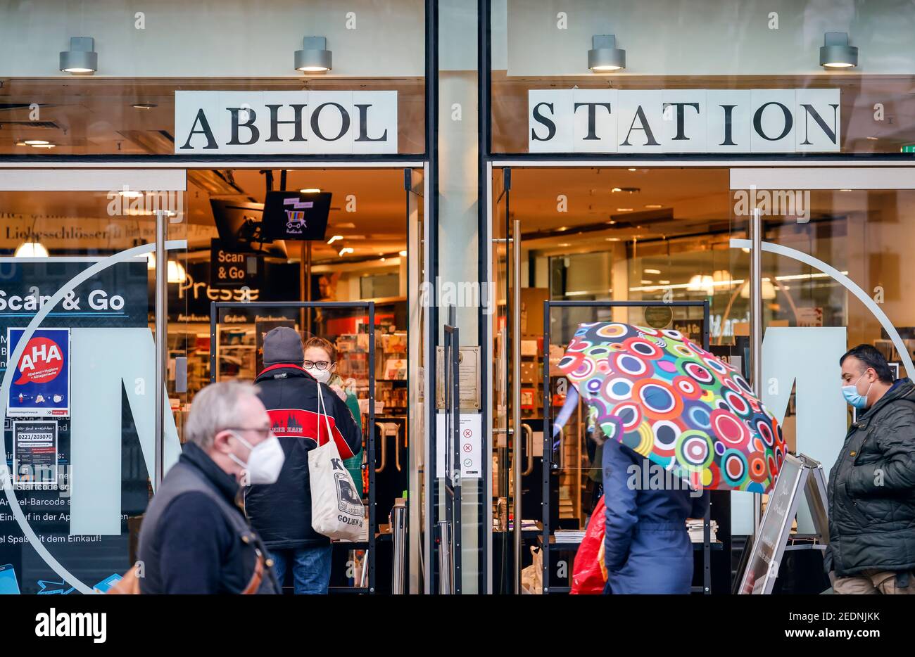 08,01.2021, Köln, Nordrhein-Westfalen, Deutschland - Klicken und sammeln in einem Buchladen, Einzelhandel in Zeiten der Corona-Krise während der zweiten Lockdow Stockfoto