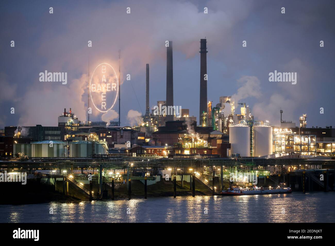 08,01.2021, Leverkusen, Nordrhein-Westfalen, Deutschland - Bayer Chempark Leverkusen, das Bayer-Kreuz-Logo des Unternehmens erstrahlt am Bayer-Standort Leverkusen Stockfoto