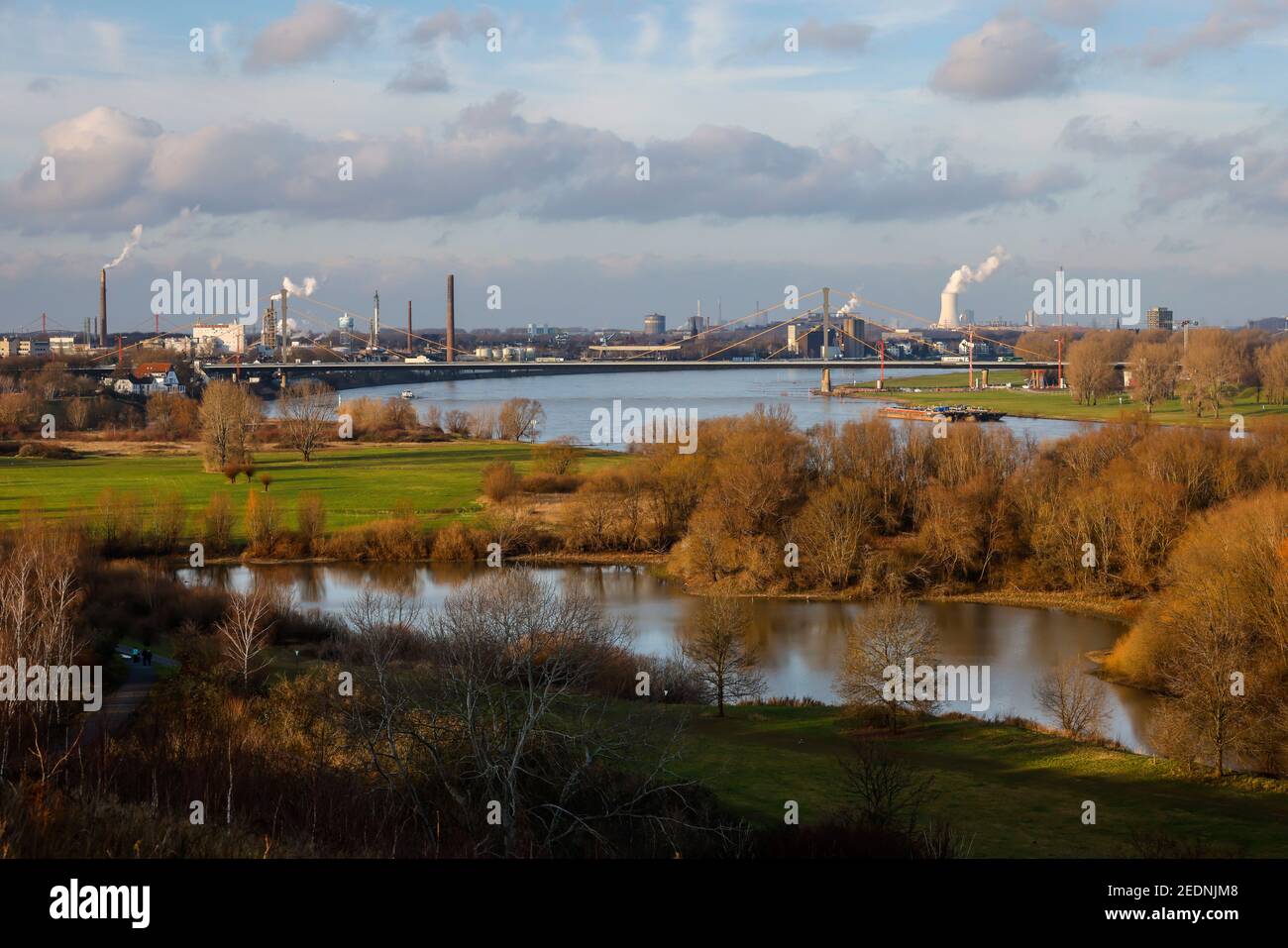 22,01.2021, Duisburg, Nordrhein-Westfalen, Deutschland - Ruhrgebiet Landschaft, Frachter auf dem Rhein, Autobahn A40 Rheinbrücke Neuenkamp, hinten Stockfoto