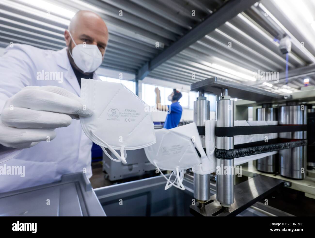 29,01.2021, Wuppertal, Nordrhein-Westfalen, Deutschland - FFP2-Masken Produktion Made in Germany bei Sentias German Care, Geschäftsführer Christian vor Stockfoto