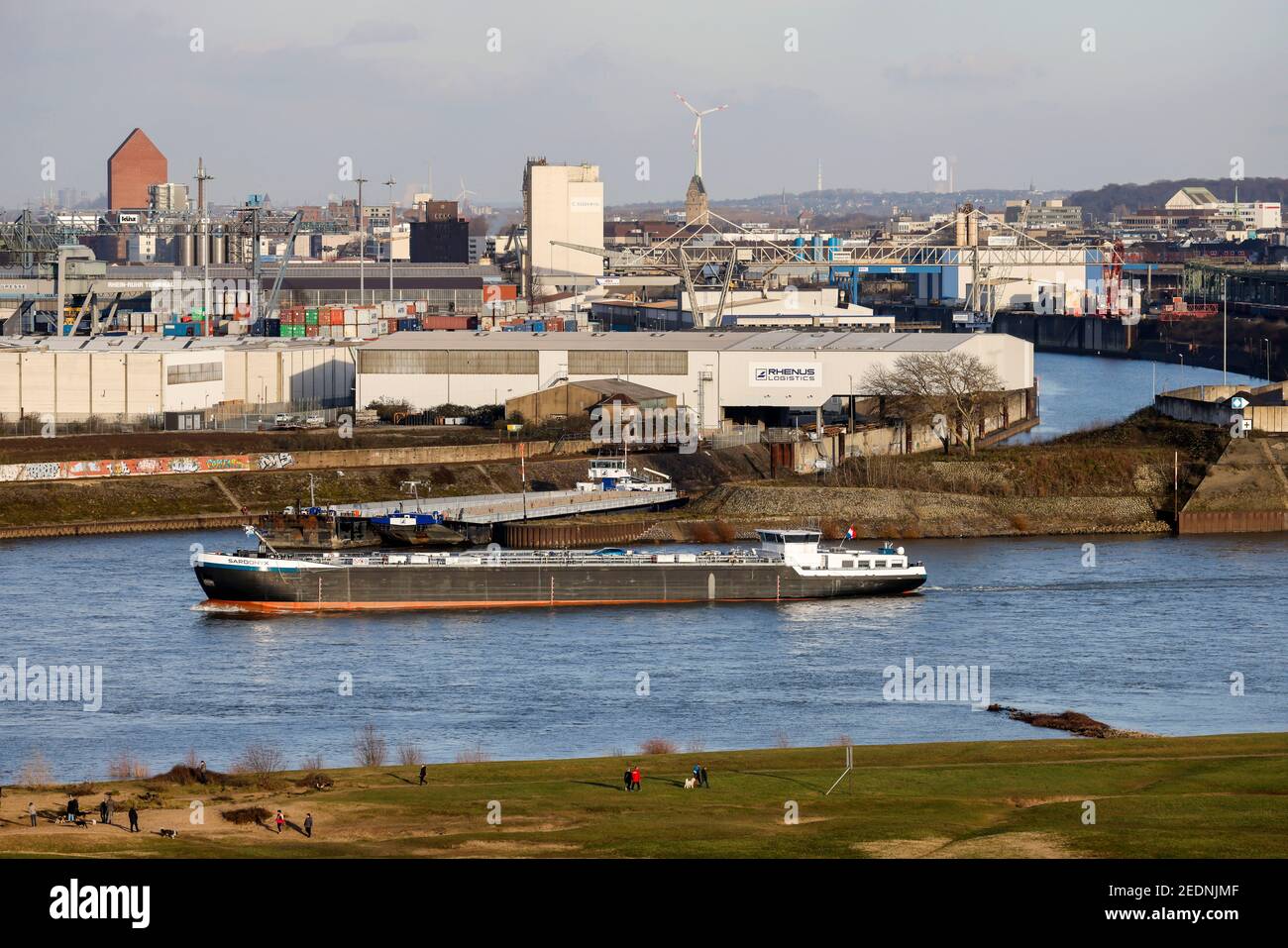 22,01.2021, Duisburg, Nordrhein-Westfalen, Deutschland - Duisburger Häfen, Kinderwagen auf den Rheinwiesen in Rheinhausen, Frachtschiff auf dem Rhein bei t Stockfoto