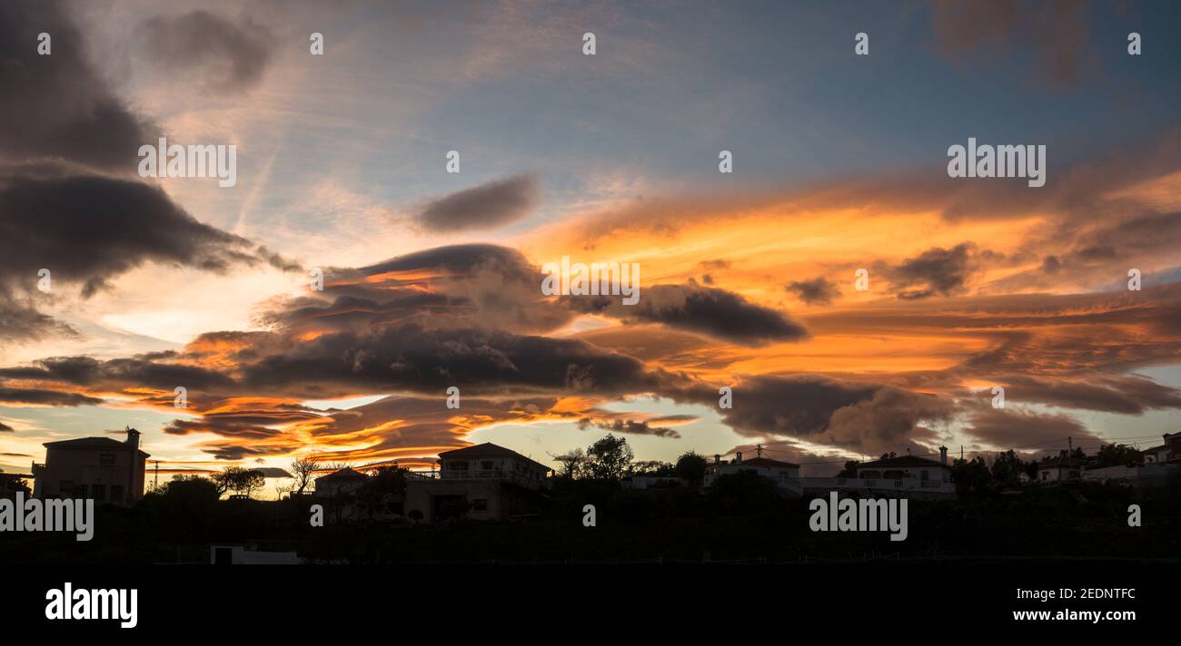 Dramatischer Sonnenuntergang Himmel, mit linsenförmigen Wolken, Südspanien Stockfoto