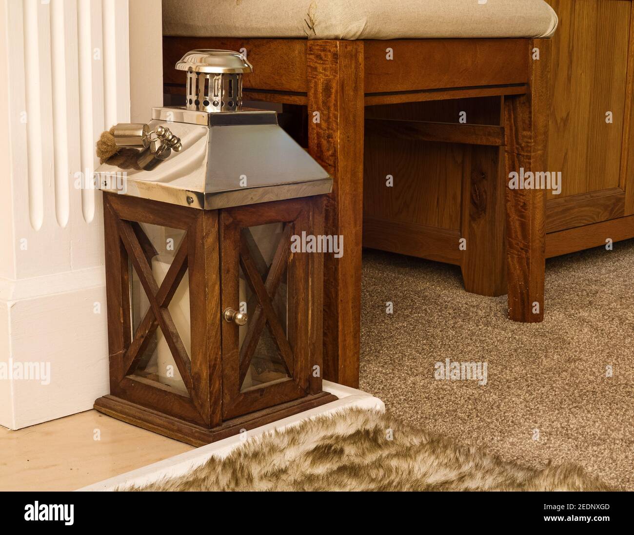 Große Holz und Chrom Kerzenlicht Schiffe Laterne internen Haus Artikel in der Zeitschrift Decor Stockfoto