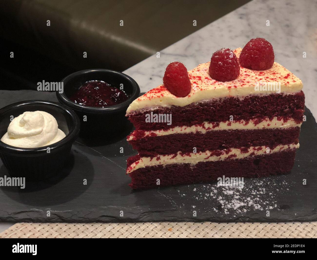 Ein Stück köstlicher Red Velvet Kuchen serviert. Stockfoto