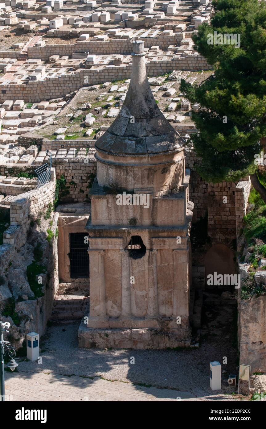 Grab von Absalom (Yad Avshalom; buchstäblich Absalom's Memorial), auch Absalom's Pillar genannt, ist ein altes monumentales steingeschnittenes Grab mit einem konischen Roo Stockfoto