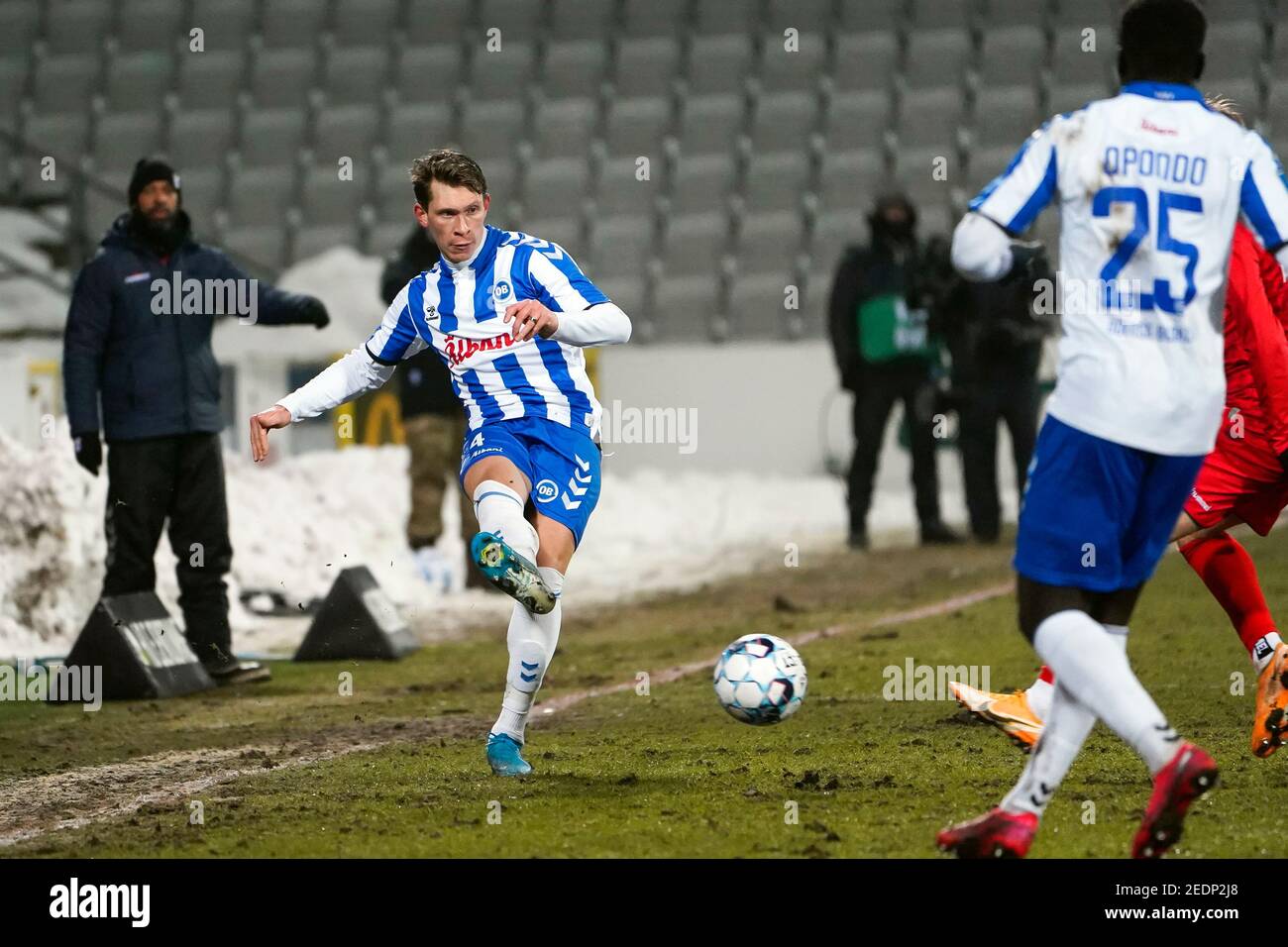 Odense, Dänemark. Februar 2021, 14th. Ryan Johnson Laursen (4) von ob beim Superliga-Spiel 3F zwischen Odense Boldklub und Aarhus GF im Nature Energy Park in Odense. (Foto Kredit: Gonzales Foto/Alamy Live News Stockfoto