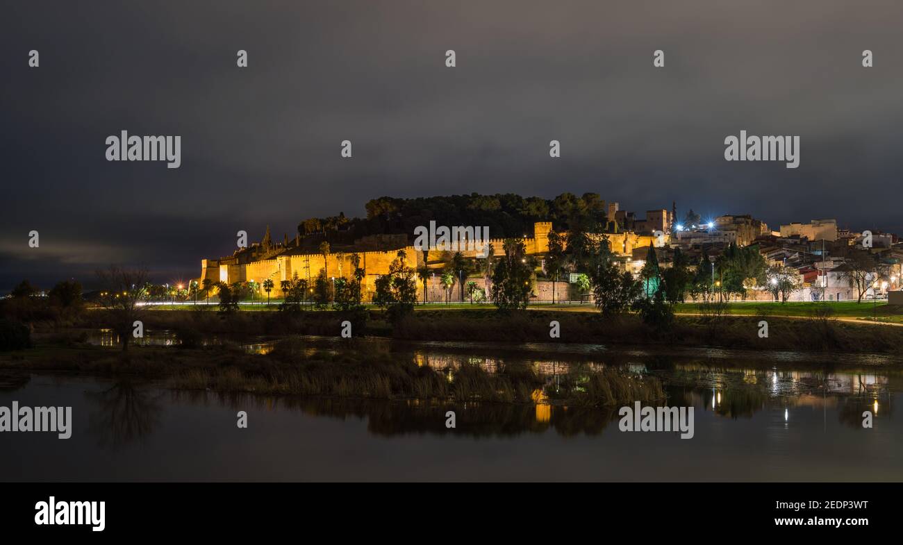 Nachtansicht maurische Festung, genannt Arab Alcazaba, in Badajoz, Extremadura, Spanien Stockfoto