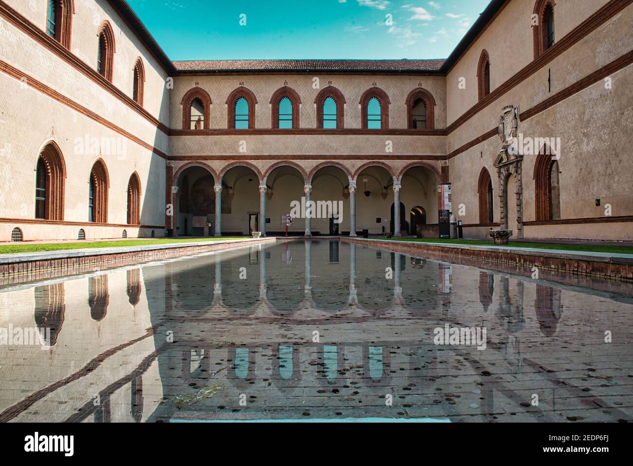 Mailand, Italien, 08.29.2020 kleines künstliches Ornament Pool umgeben von Museen in Sforza Catsle Stockfoto