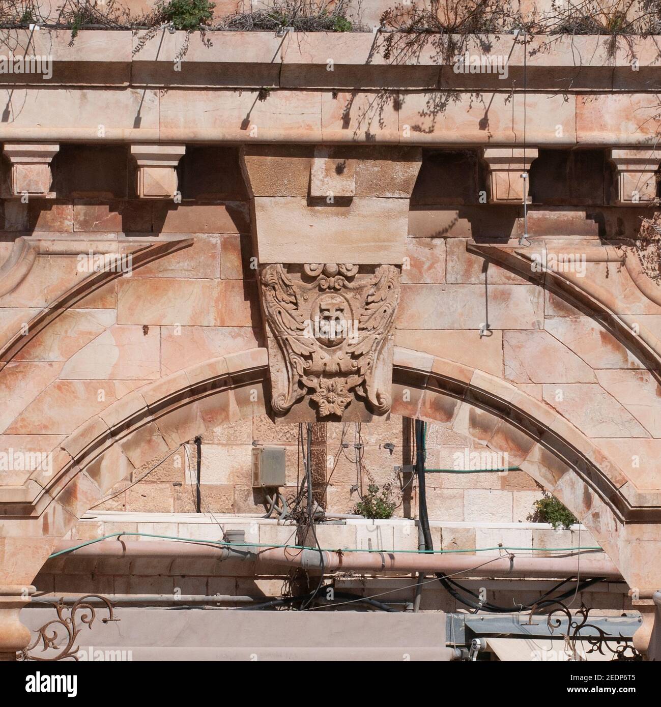 Das Symbol der griechisch-orthodoxen Kirche markiert ihr Gebiet und Eigentum fotografiert neben der Kirche des Heiligen Grabes, Christian Quarter, Stockfoto