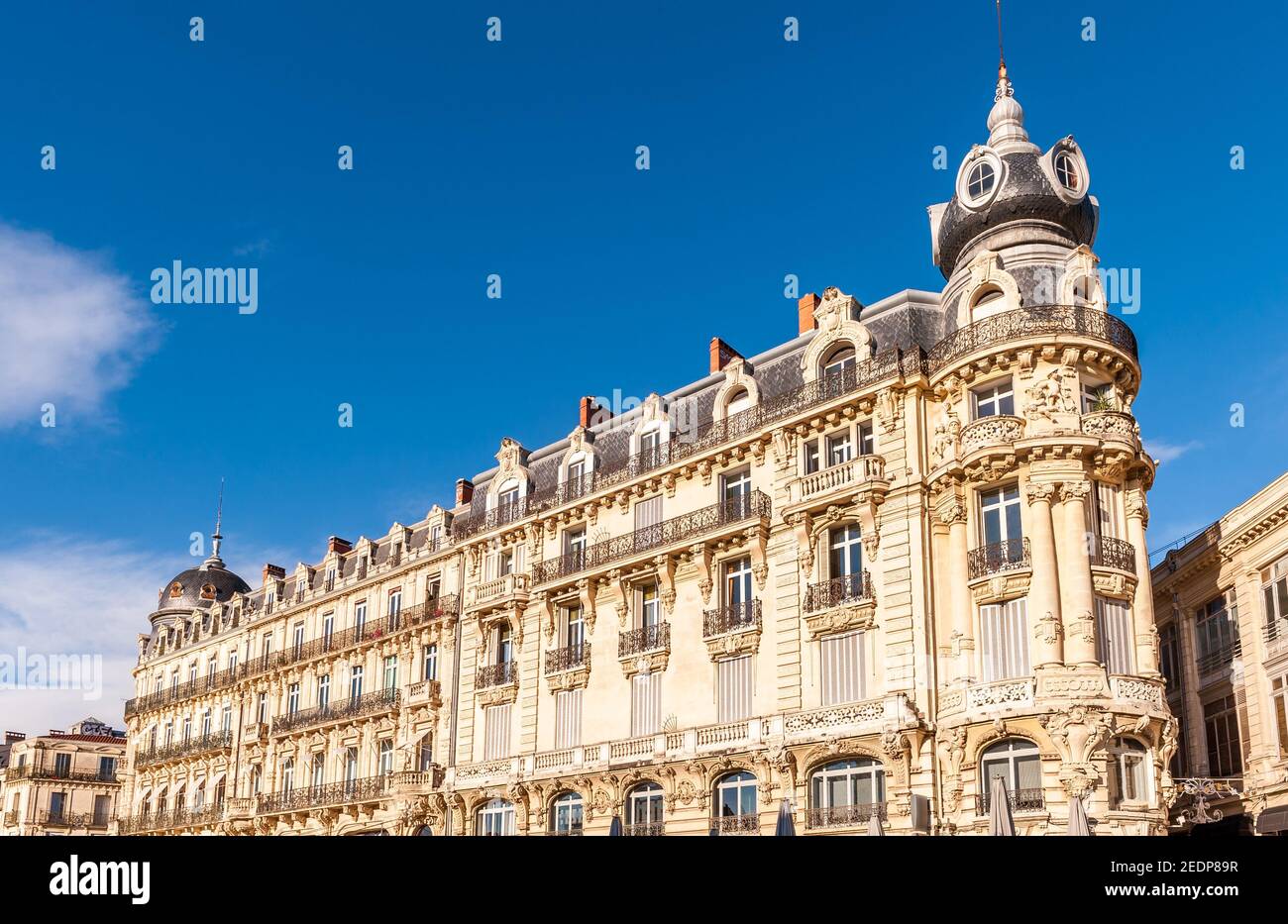 Klassisches französisches Gebäude Place de la comédie in Montpellier Occitanie, Frankreich Stockfoto