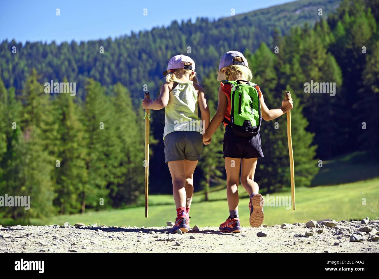 Zwei kleine Mädchen wandern, Frankreich, Savoie, Sainte Foy Tarentaise Stockfoto